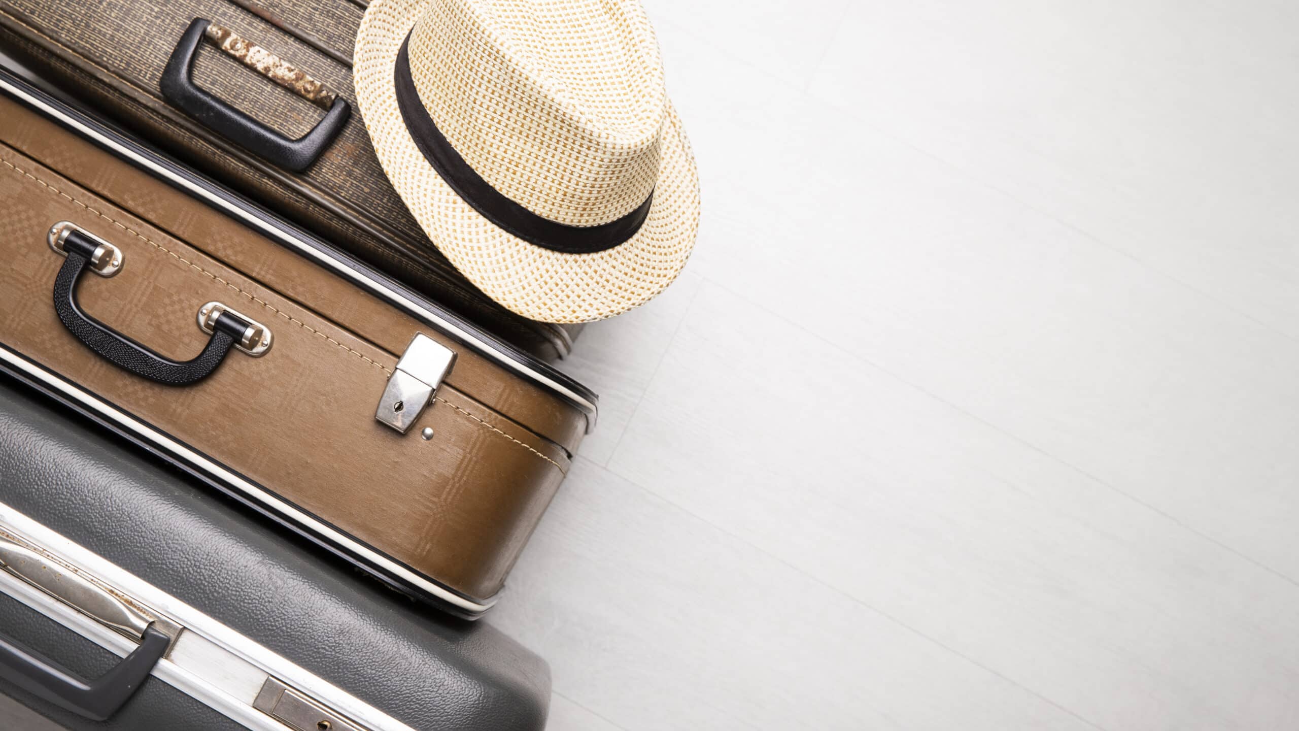 valises-pour-voyager-avec-chapeau-de-paille